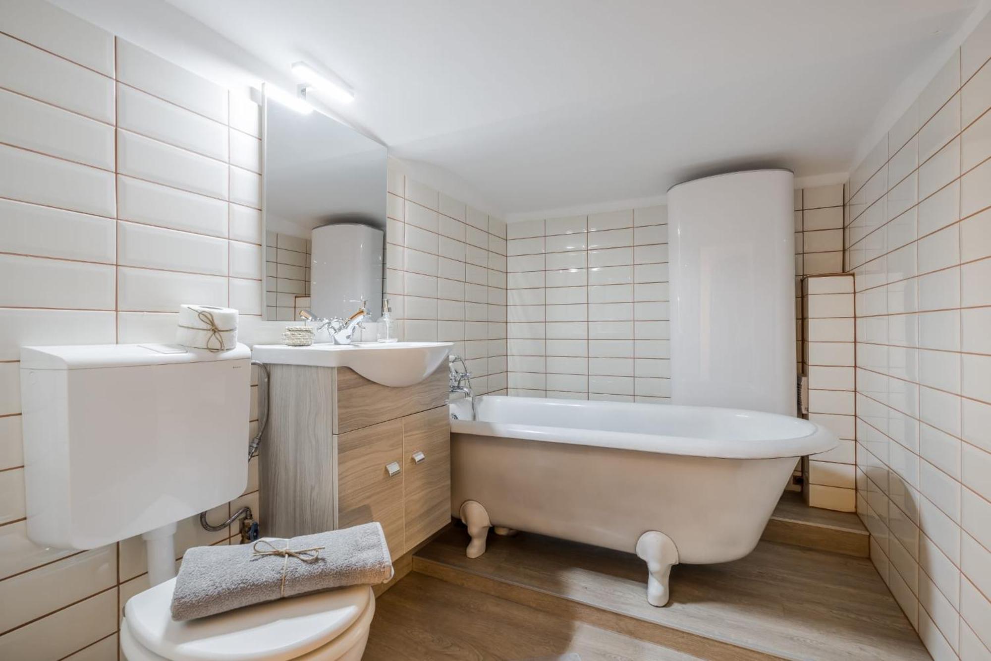 Wellness Wonderland: Garden, Sauna, Jacuzzi In Cbd 布达佩斯 外观 照片